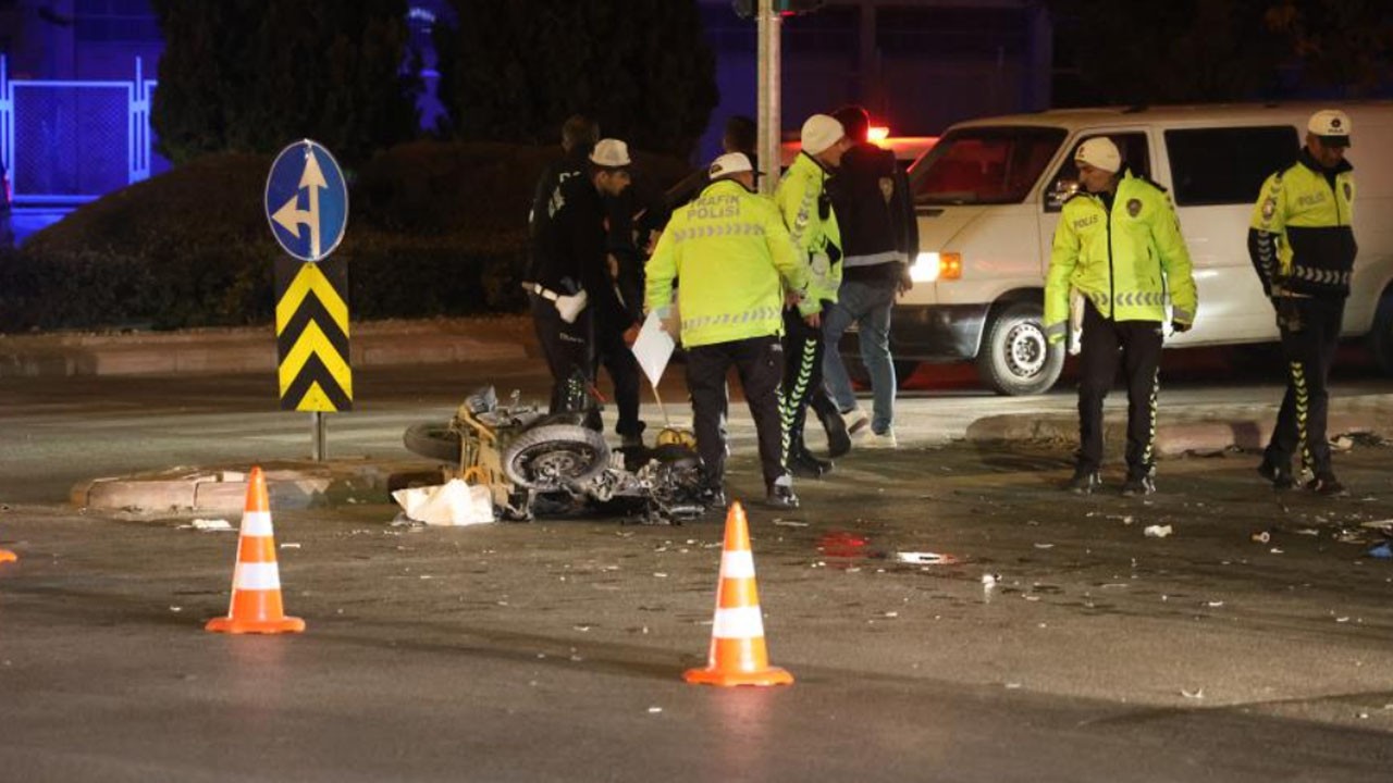 Işık ihlali yapan motosiklet sürücüsü hayatını kaybetti