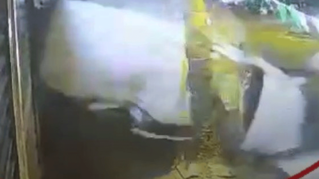 Işık ihlali yapan otomobil taklalar attı!