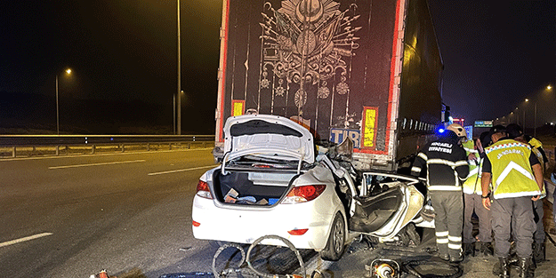 Işıksız uyarısız tırlar can almaya devam ediyor! Bir araç ok gibi saplandı