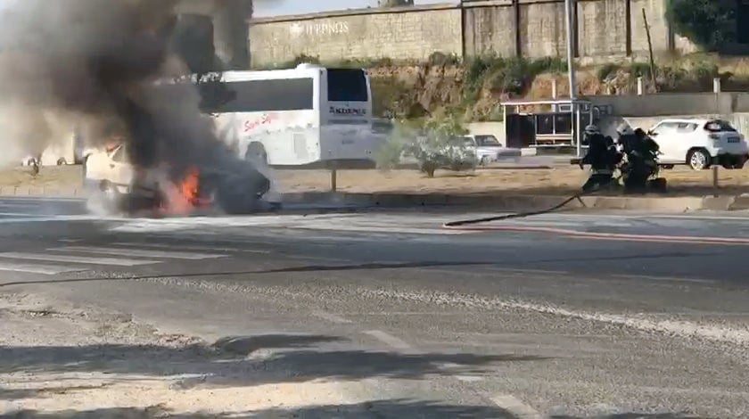 Işıkta bekleyen otomobil alev alev yandı 