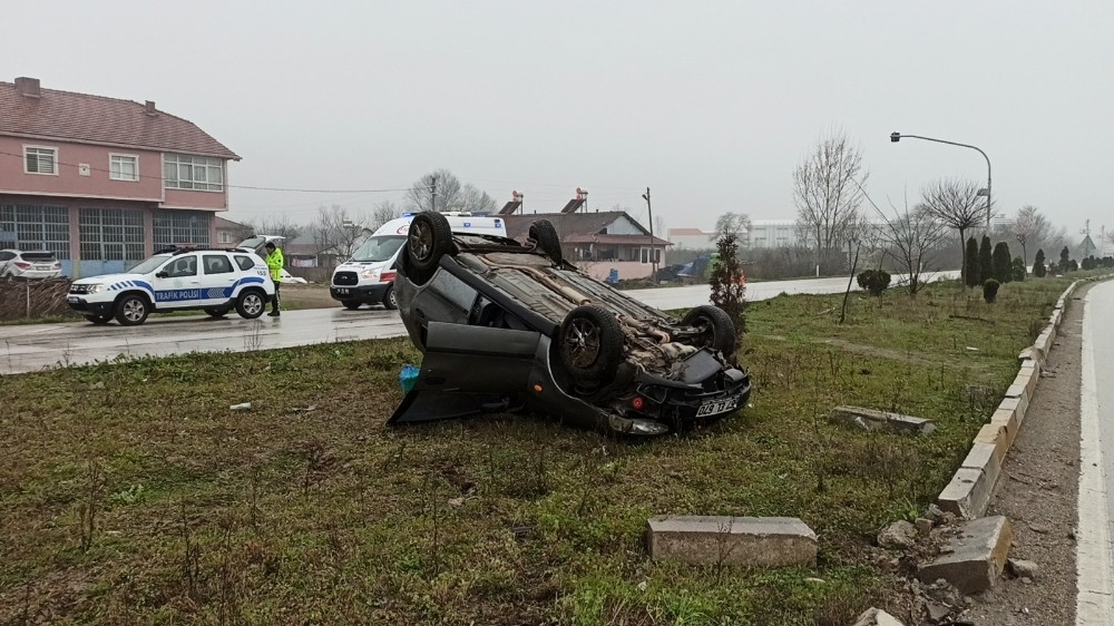 Işıkta duramayan otomobil refuje çarptı 