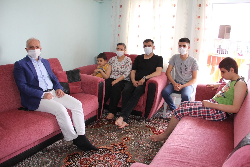 İşine son verilen belediye işçisi babaya iş, görme engelli çocuklarına eğitim desteği 