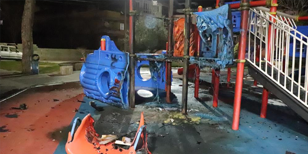 Isınmak için yaktıkları ateş parka sıçradı
