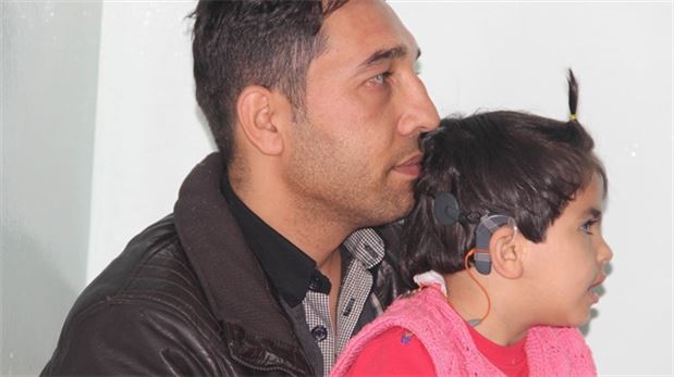 İşitme cihazına pil alamadığı için duymuyor