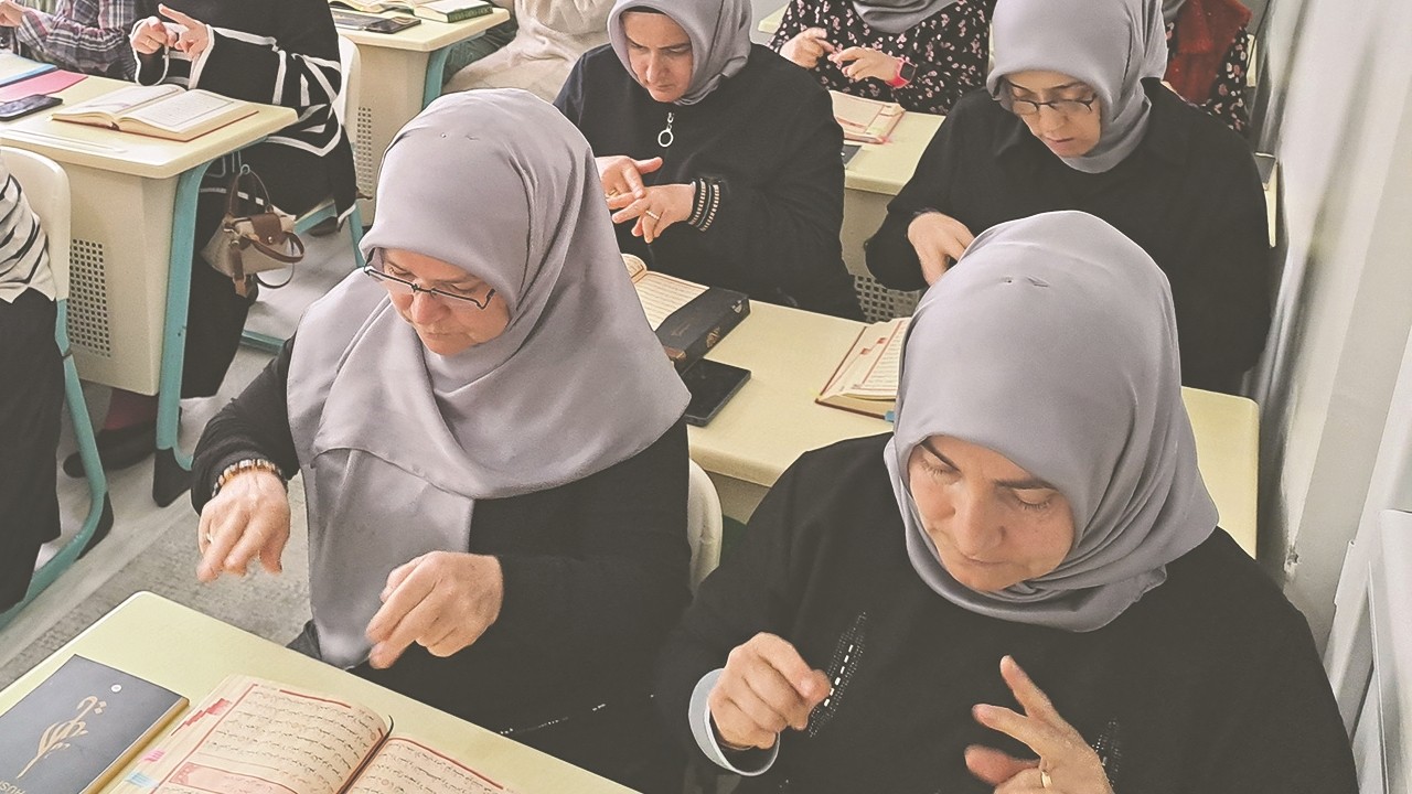 İşitme engelli kadınlar işaret diliyle Kur’an-ı Kerim öğreniyor