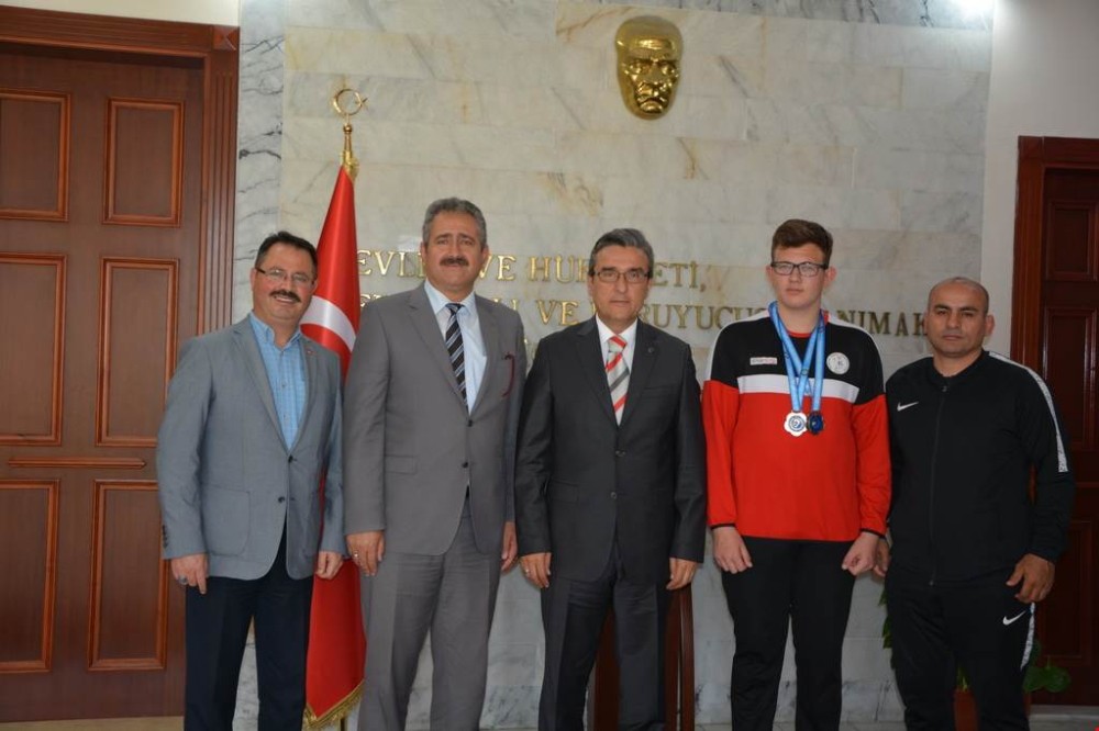 İşitme engelli lise öğrencisi, Kuşadası’nın gururu oldu 