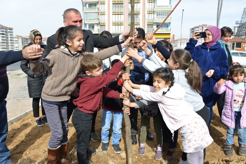 İşitme engelli öğrencilerden ağaçlandırmaya destek 