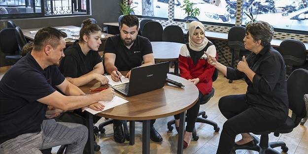 İşitme engelli üniversite adaylarına YKS tercih desteği!