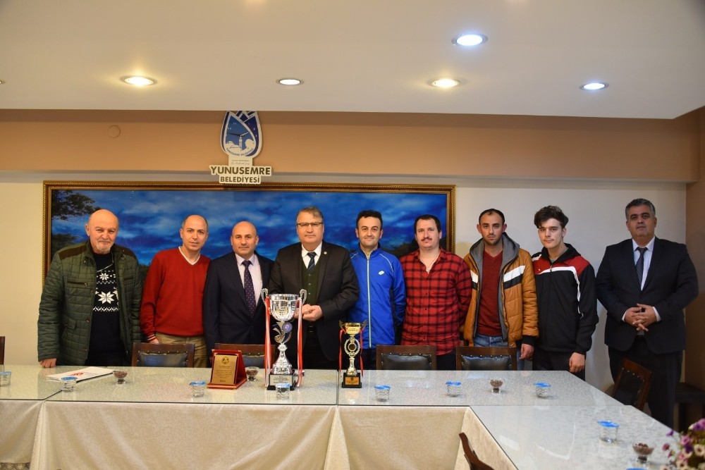 İşitme engellilerden Başkan Çerçi’ye plaket 