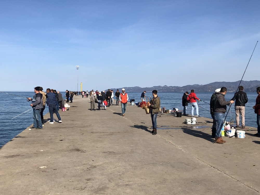 İskelede balık avı 