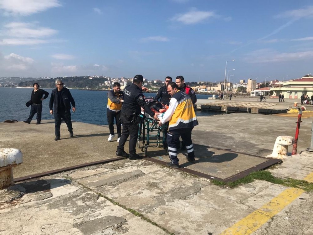 İskeleden denize atlayan şahsı polis kurtardı 