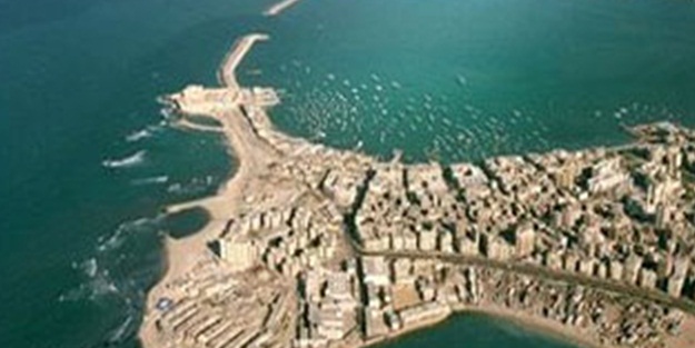 İskenderiye Limanı açıklarında yük gemisi battı