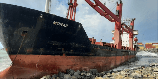 İskenderun Körfezi'nde dev gemi karaya oturdu!