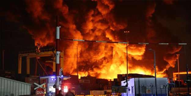 İskenderun Limanı'nda depremde devrilen konteynerlerde çıkan yangın devam ediyor