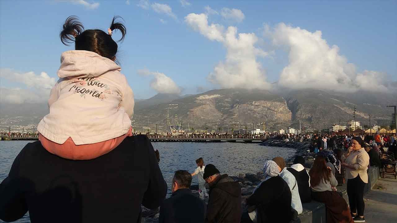 İskenderun Sahili'nde bahar havası! Vatandaşlar yenilenen kordon boyuna akın etti!