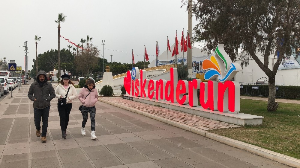İskenderun’a 19 yıl sonra kar yağdı 