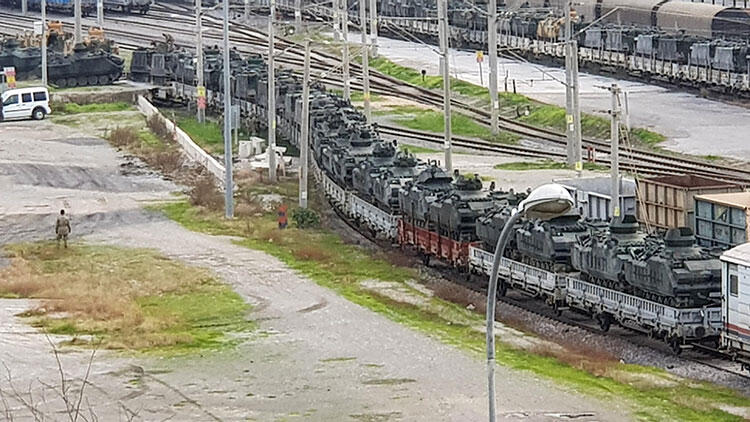 İskenderun’a trenle gelen askeri araçlar sınıra gönderildi