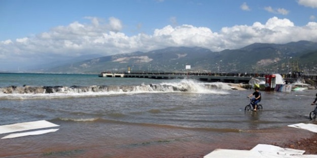 İskenderun'da deniz taştı