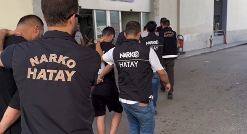 İskenderun’da evin her köşesine uyuşturucu zulalayan şahıslar polisten kaçamadı