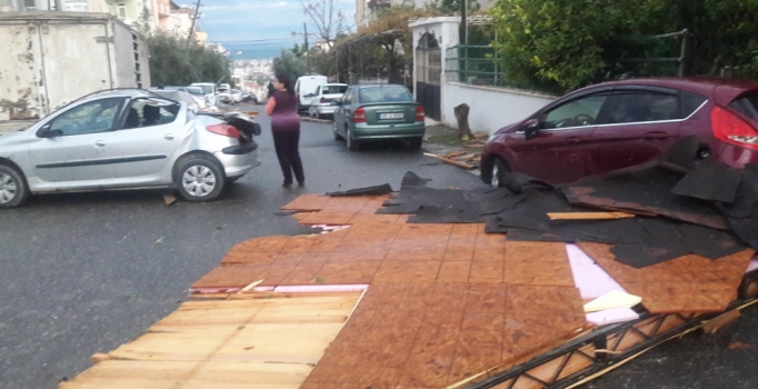 İskenderun'da fırtına çatı uçurdu
