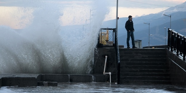 İskenderun'da fırtına hayatı olumsuz etkiledi