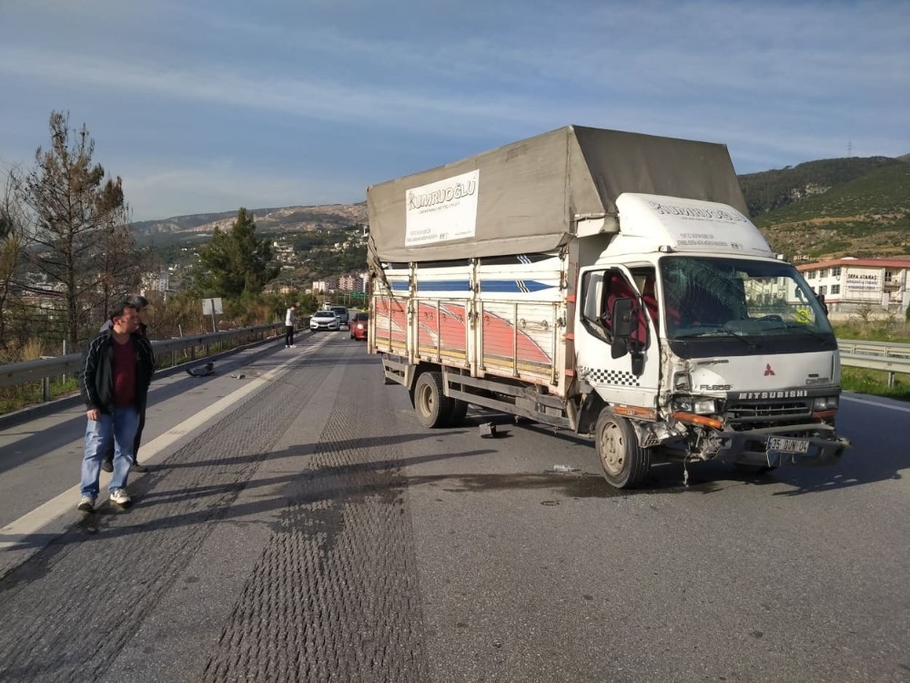 İskenderun’da kamyonet otomobile çarptı: 1 yaralı 