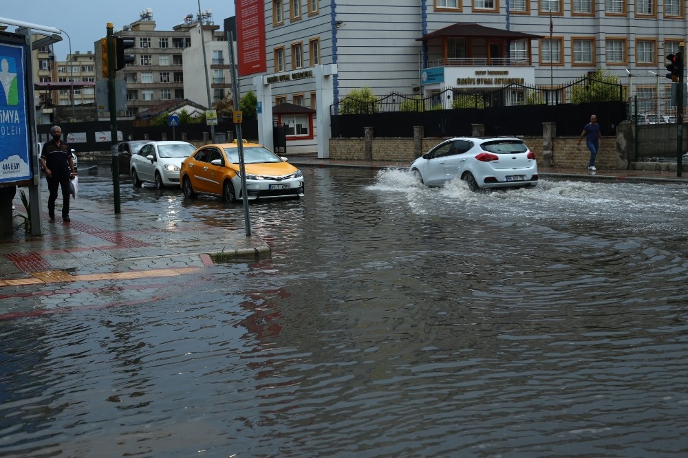 İskenderun’da kuvvetli yağış hayatı olumsuz etkiledi 