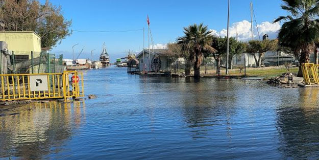 İskenderun'da lodos hayatı olumsuz etkiledi