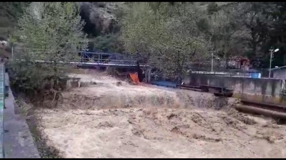 İskenderun’da sağanak su baskınlarına yol açtı 