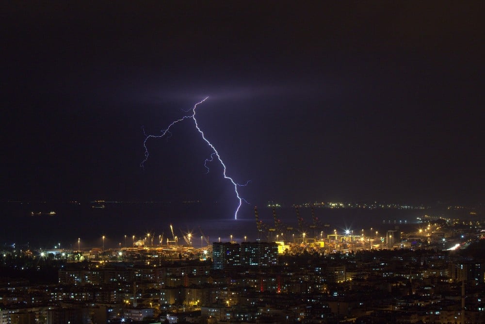 İskenderun’da şimşekler geceyi gündüze çevirdi, yağmur hayatı olumsuz etkiledi 
