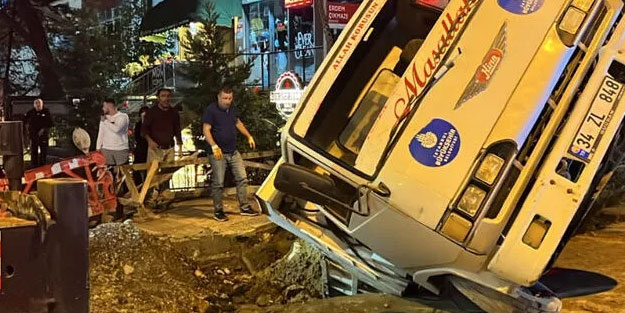 İSKİ çalışmasında kamyonet çukura düştü