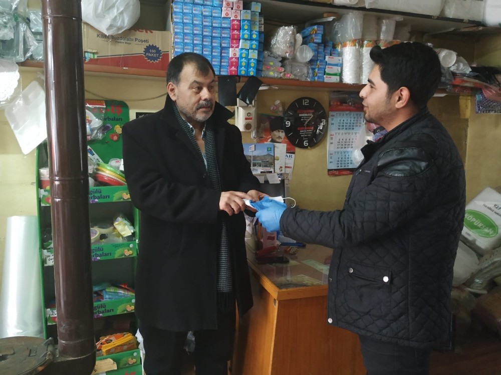 İskilip MYO öğrencileri maske ve eldiven dağıttı 