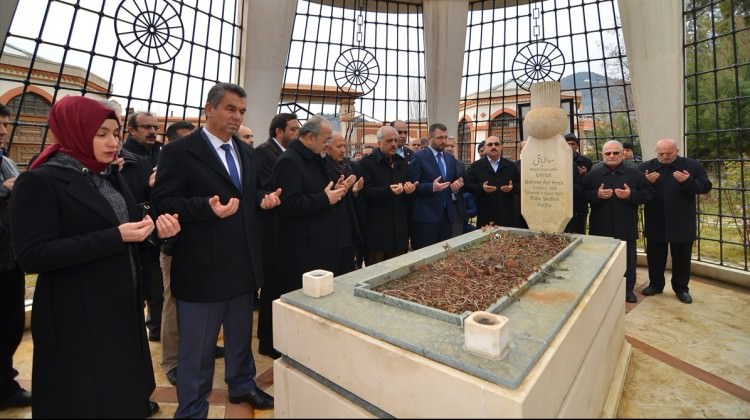 İskilipli Atıf Hoca kabri başında dualarla anıldı