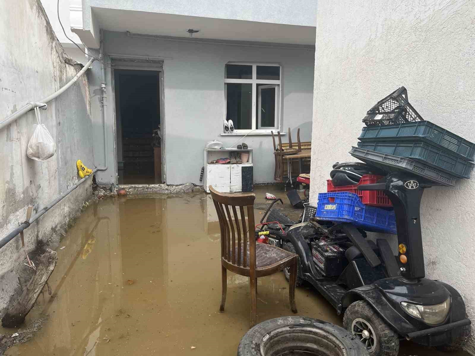 İSKİ’ye ait rögar kapağı patladı: İki evi su bastı