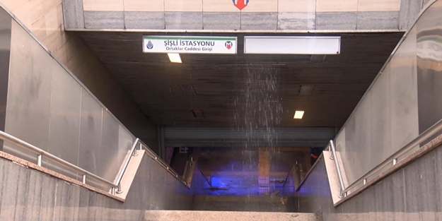 İSKİ'ye ait su borusu patladı, metro istasyonunu su bastı!