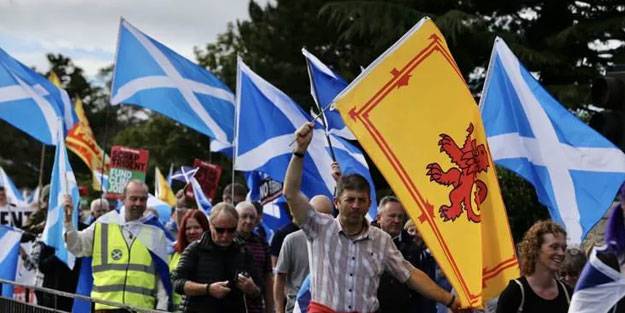 İskoçlar bağımsızlık için sokaklarda