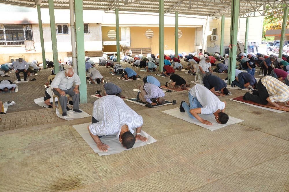 İslahiye’de Cuma namazı pazar yerinde kılındı 