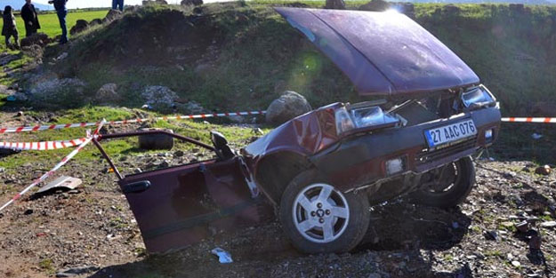 İslahiye'de feci kaza! Otomobil ikiye bölündü, genç sürücü öldü