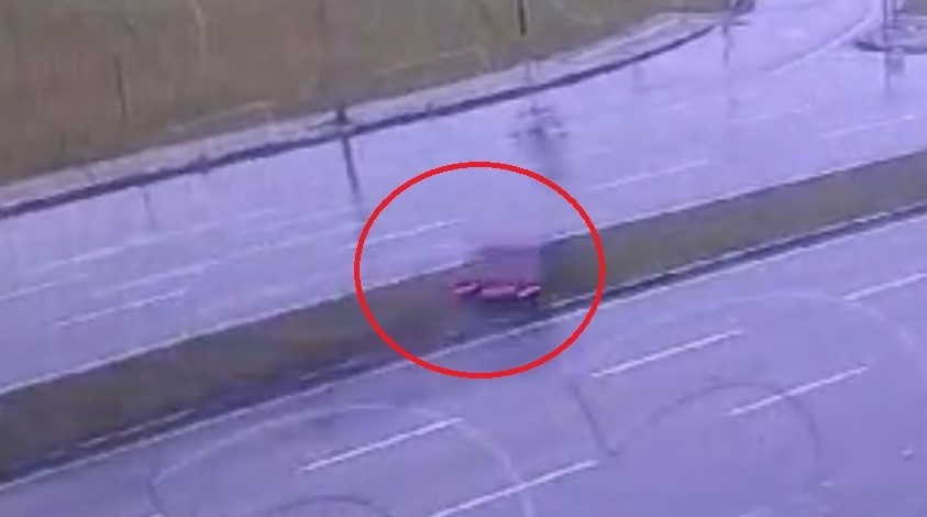 Islak yolda feci kaza! Şahin böyle uçtu