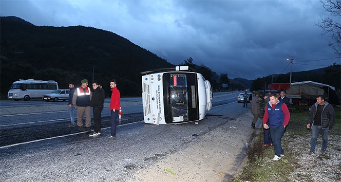 Islak yolda kayan midibüs devrildi: 5 kişi yaralı