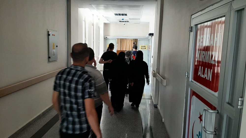 Islak zeminde kayarak düşen kadın yaralandı 
