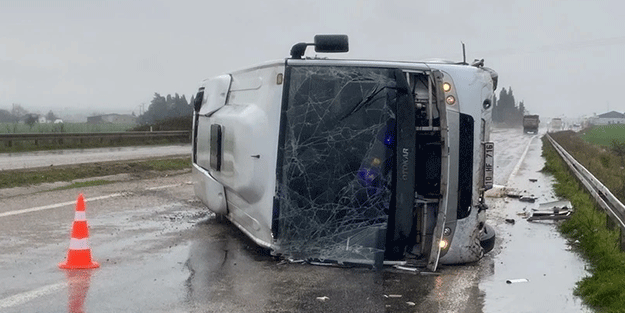 Islak zeminde minibüs devrildi! Yaralılar var