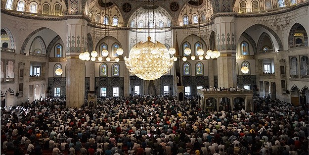 İslam alemi bayram namazında buluştu