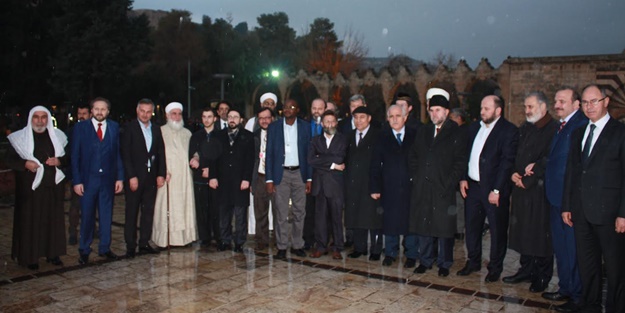 İslam Bilginleri Zirvesi’nden Dünyaya barış mesajı verildi