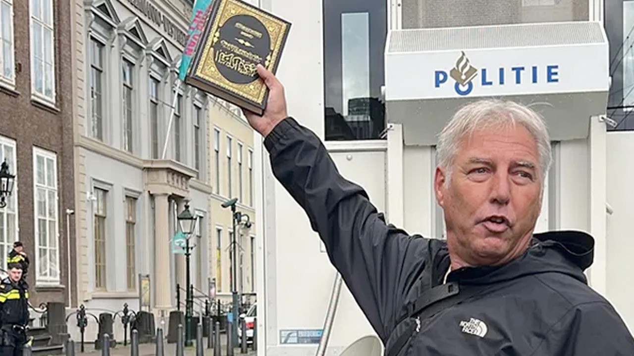 İslam düşmanı, Alçak İsrail destekçisi Kur'an-ı Kerim yaktı! Ellerin kırılsın