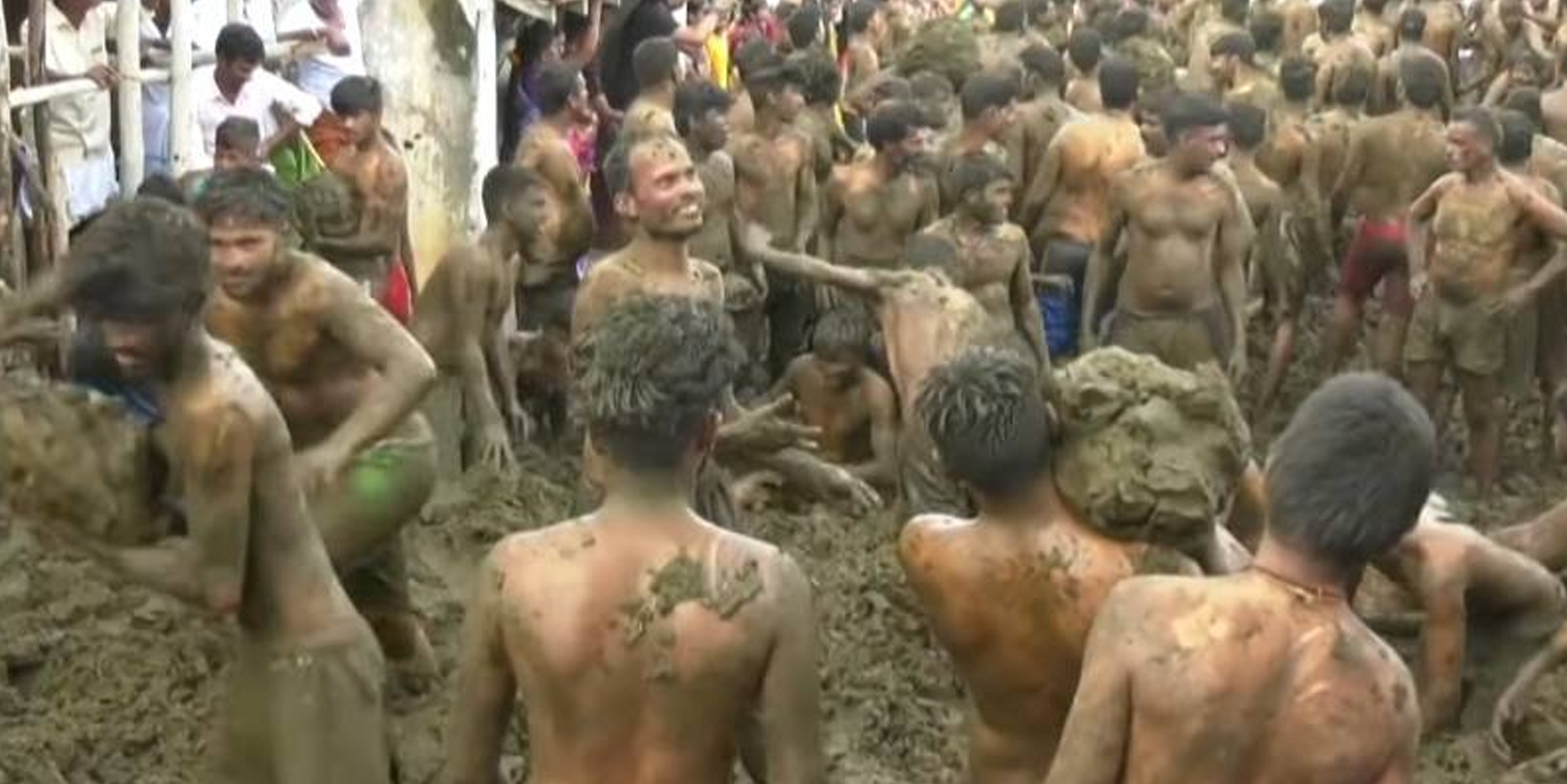 İslam düşmanı Hinduların dini ritüeli: Dışkı banyosu