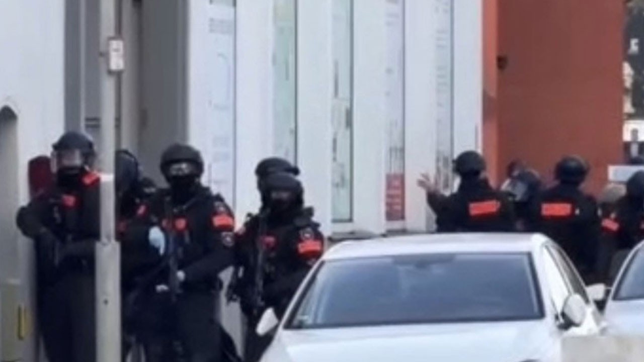 İslam düşmanı, Hitler’in torunları! Alman polisi silahla camiyi bastı