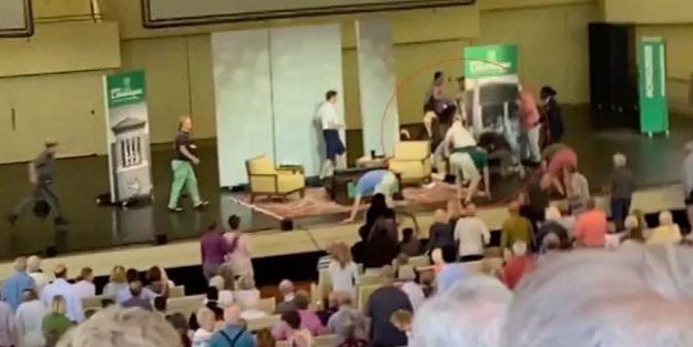 İslam düşmanı Selman Ruşdi konferansta bıçaklandı!