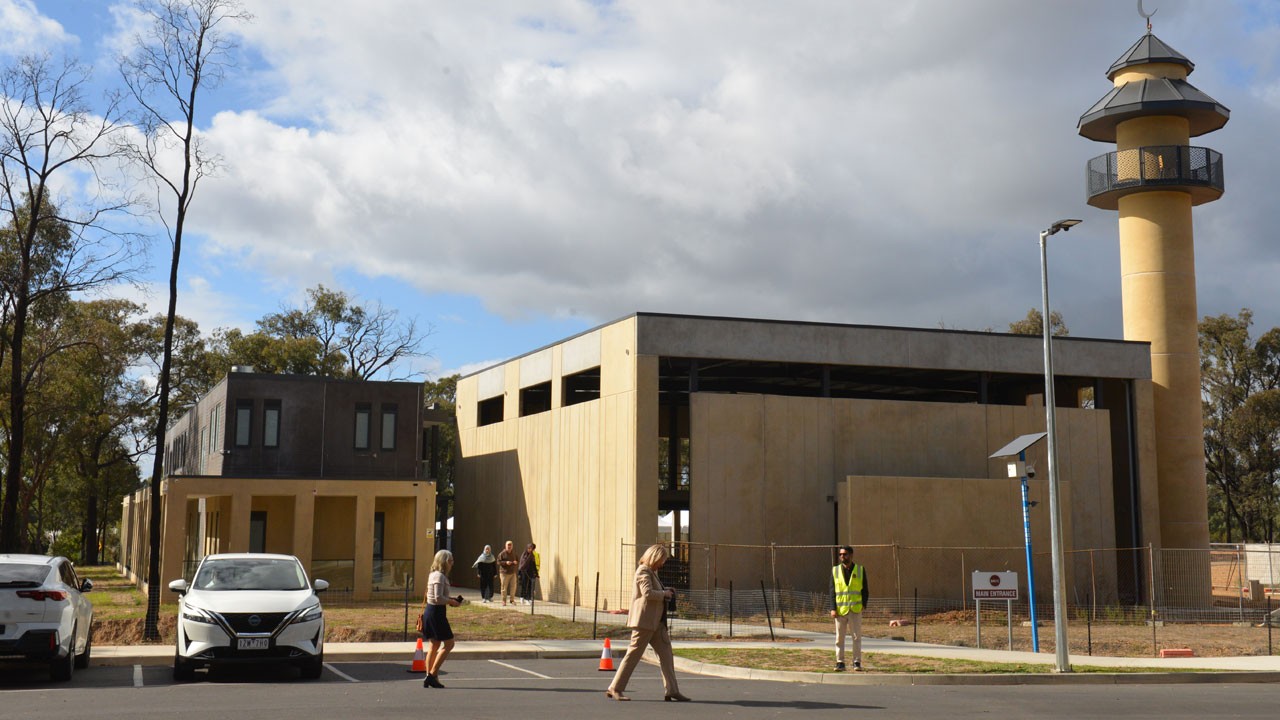 İslam düşmanı şeytanlar çok yırtındı ama Allah’ın dediği oldu! Bendigo Camisi törenle ibadete açıldı