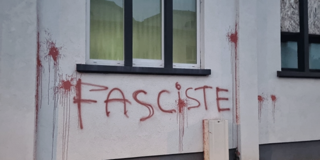 İslâm düşmanları Fransa’da camiyi hedef aldı!